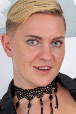 Hanna Montana from MATURE.NL